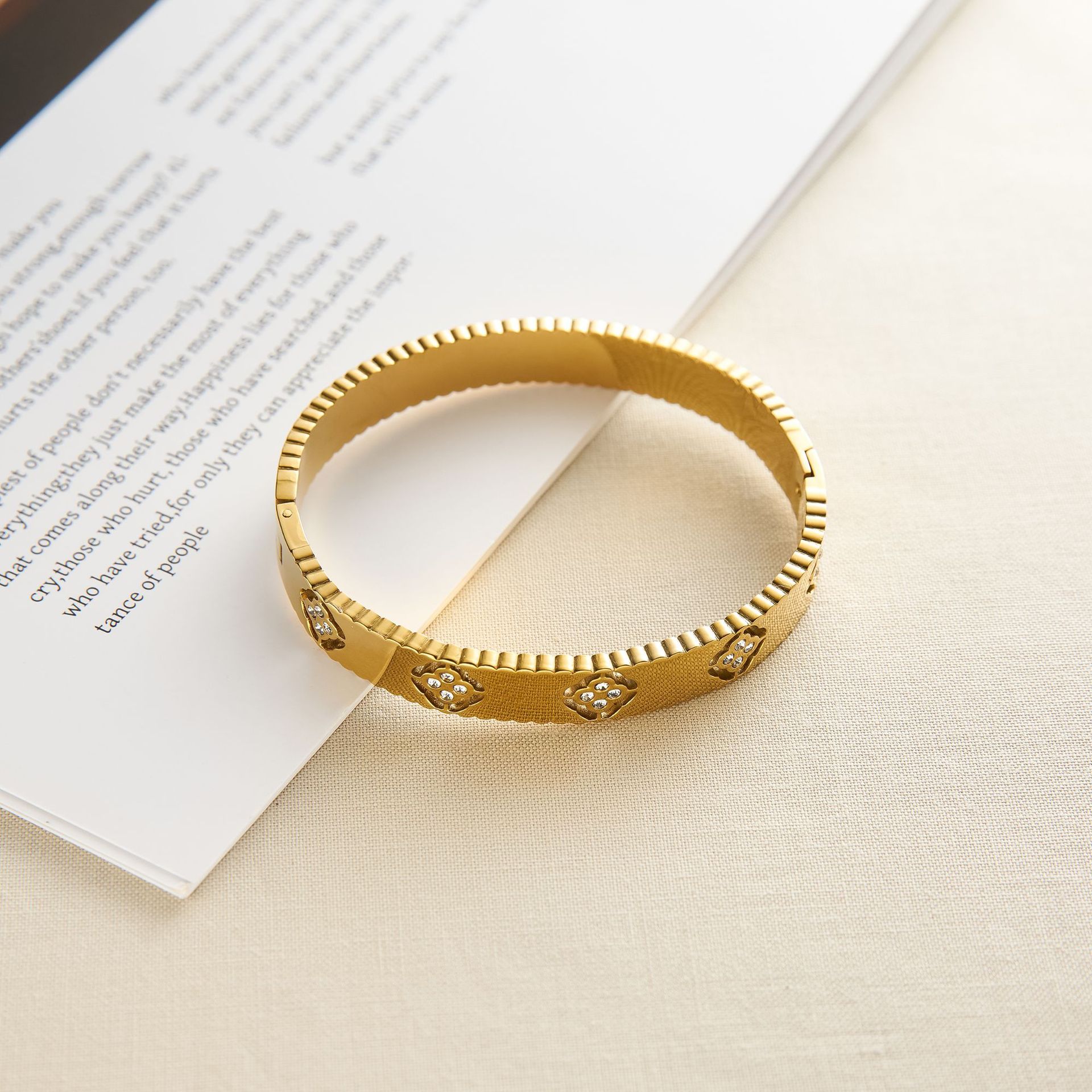 Nuevo estilo europeo y americano diseño de trébol de cuatro hojas con incrustaciones de diamantes pulsera abierta mujer hueca nicho chapado en oro 18k personalidad de lujo ligero preservación del color