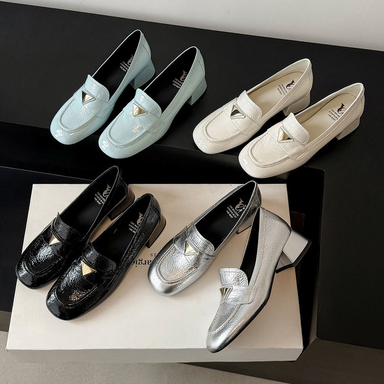 First-Layer Cowhide Leather Chunky Heel Women's Leather Shoes, Early Spring New Style, Round Toe, Mid-Heel, Light Blue Women's Mid-Cut Shoes First-Layer Cowhide Leather Chunky Heel Women's Leather Shoes, Early Spring New Style, Round Toe, Mid-Heel, Light Blue Women's Mid-Cut Shoes