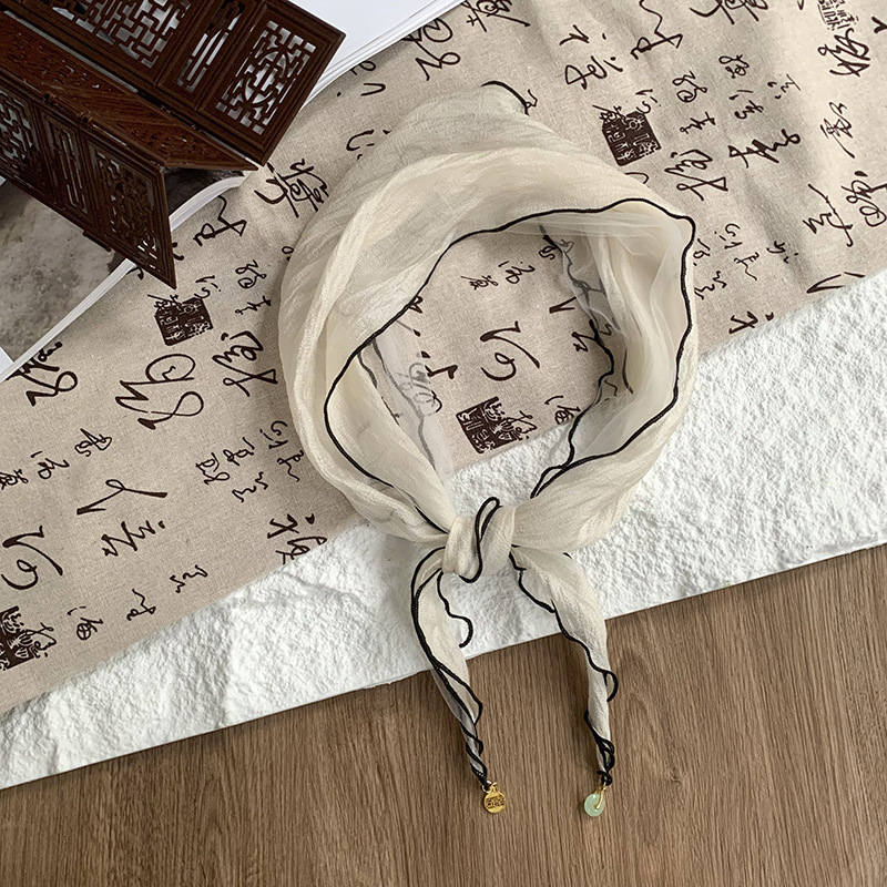 Pañuelo de seda de alta calidad nuevo estilo de verano en forma de diamante bufanda pequeña diseño de color sólido sentido colgante pequeño bufanda de estilo fino bufanda de gasa pañuelo en la cabeza