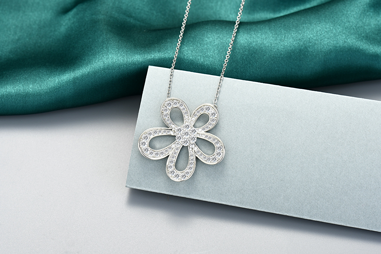 1 Piece Quantity Daily, Street Occasion Titanium Steel Material Sweet Flower Titanium Steel Plating Hollow Out Inlay Zircon Necklace