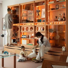 北欧の木の本棚の家庭用の小さいタイプの収納展示の組み合わせのタンスの書斎は簡単で満ちる壁のカードの座の床のタンスです。