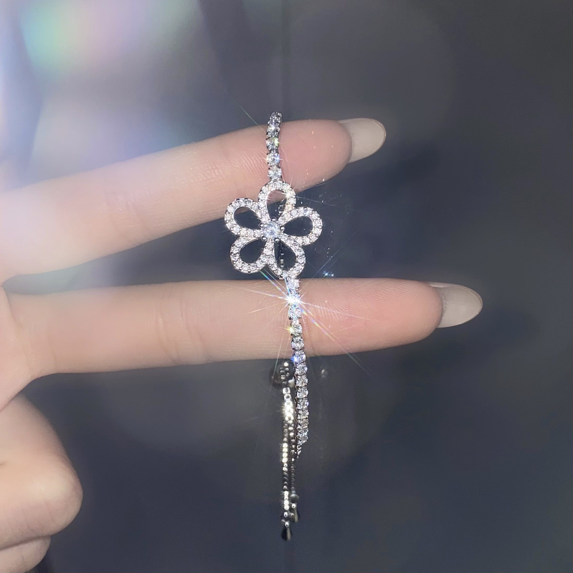 Pulsera de alta gama con flor de cuatro hojas.