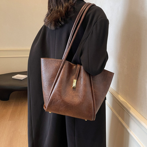 Textured bag, fashionable large-capacity crossbody bag, soft leather class commuter bag