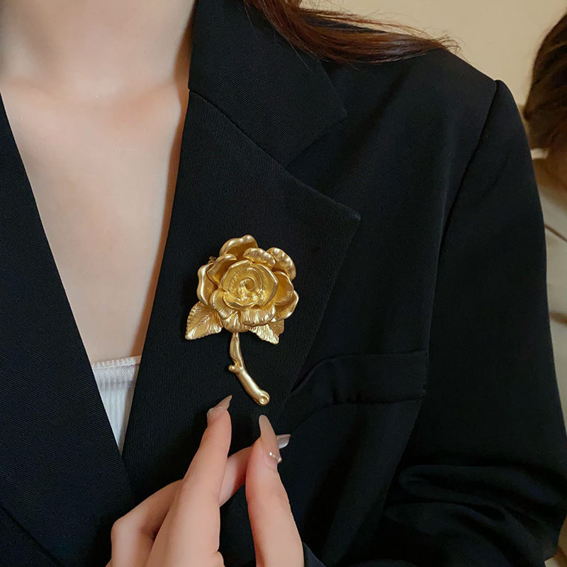 Broche vintage medieval temperamento retro flores de abejas de caballo de corte europea y americana lujo ligero joyas de alta calidad