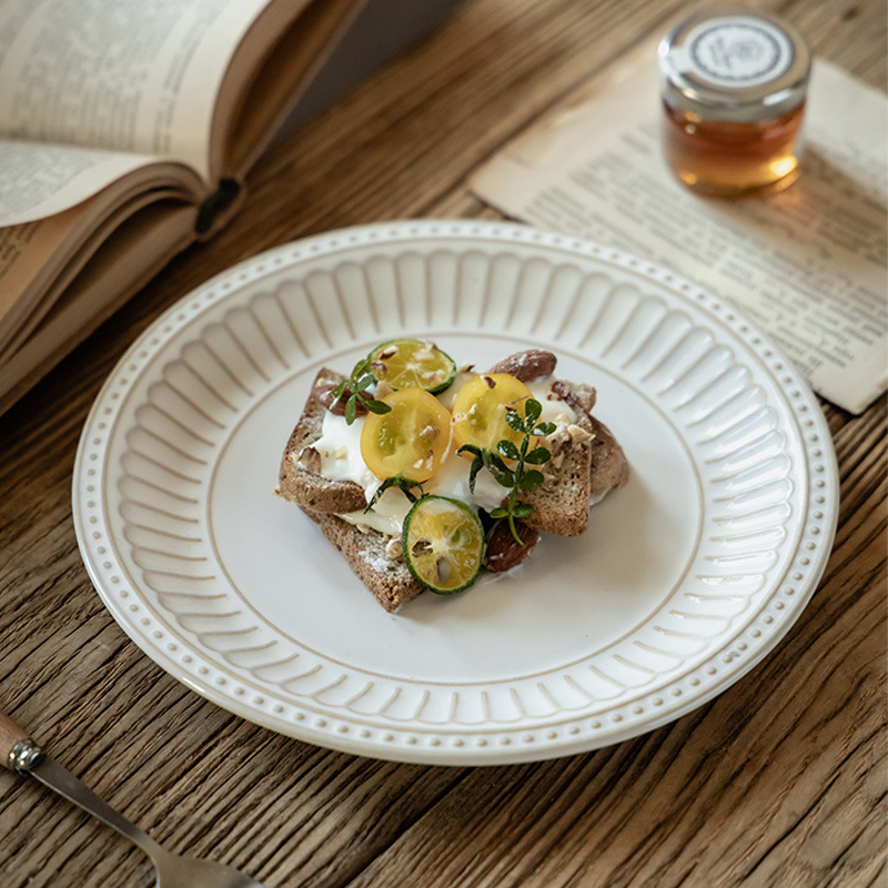 Plato redondo de cerámica refinado en relieve plato poco profundo platos de platos caseros restaurante de alto valor de postre platos de cubierta al por mayor