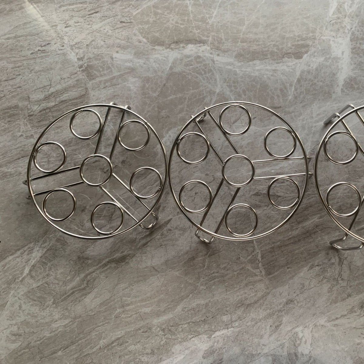 厚さを厚くして太くしたステンレス蒸し卵棚折り畳み断熱蒸し棚家庭用は高低三脚を多く使って代行します。