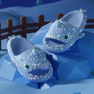 I 63298 Glow in the Dark Shark Slippers ҹ�����~��Ь