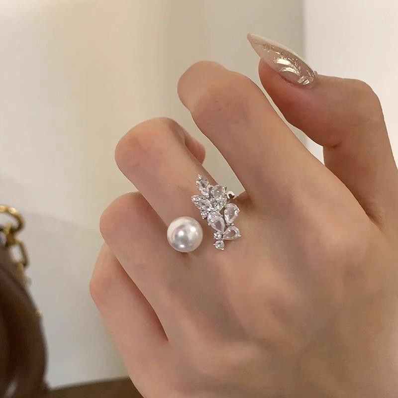 Nuovo anello da donna in stile Socialite con diamanti scintillanti, foglia fresca e perla, lusso leggero, nicchia di alta gamma per l'indice, per donna_voghion.com