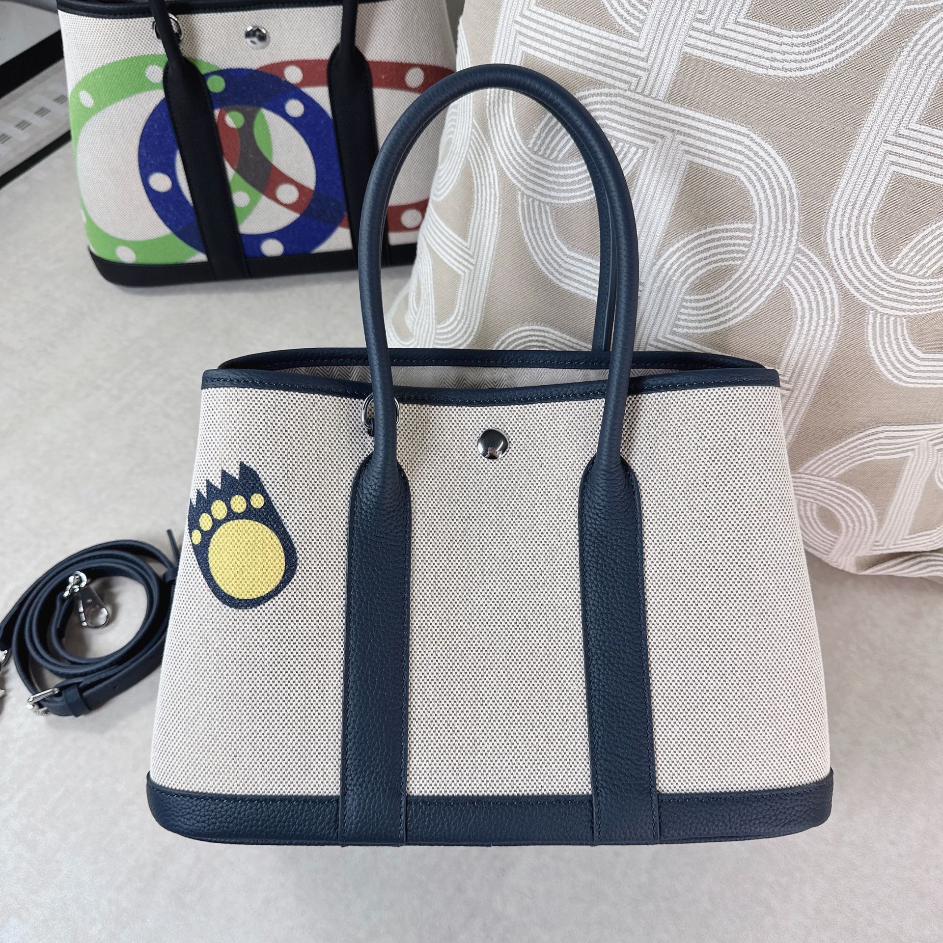 2024新款彩绘涂鸦帆布拼头层牛皮花园包大容量单肩斜挎手提女包潮