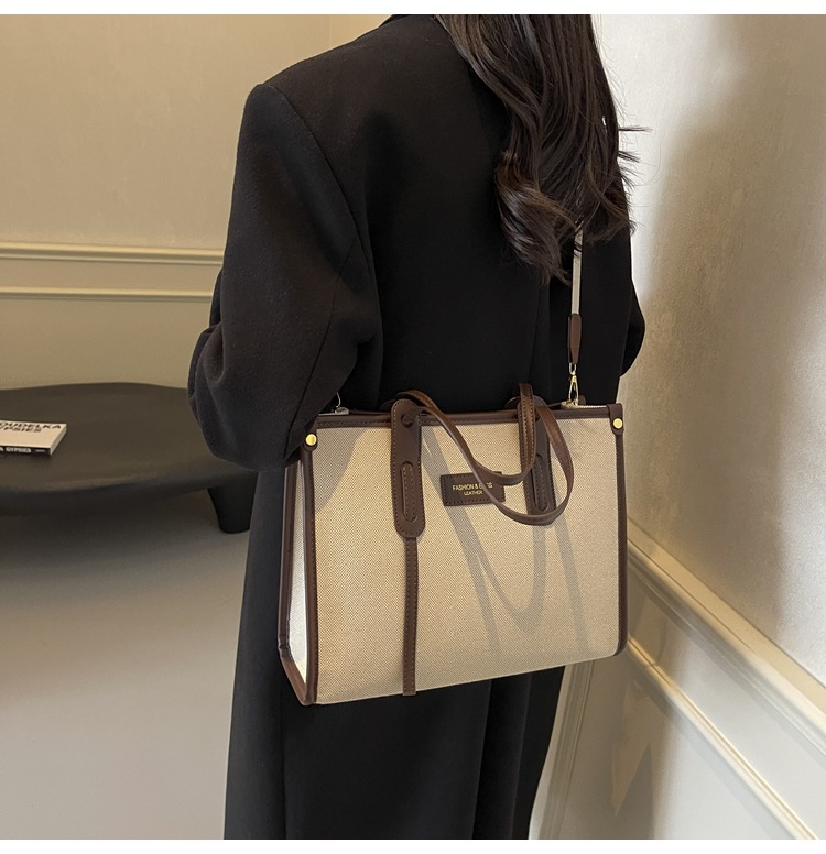 A new 2024 popular and versatile crossbody bag for women's commuting, a stylish tote bag undefined
