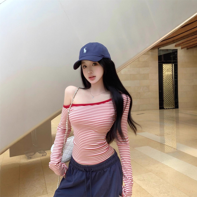 Pure Desire Hot Girl Striped Asymmetrical Neck Off-Shoulder Slim Long Sleeve T-Shirt for Women, Waist-Cinching, Slim Fit, Short Top for Petite Figures, Collarbone-Exposing Top