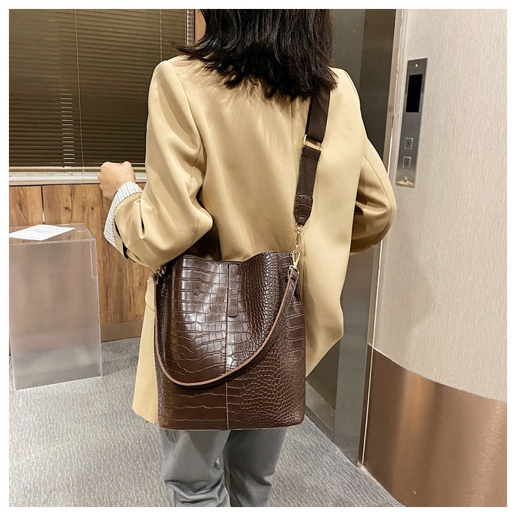 Fashionable Stylish One Shoulder Bag New Fashionable Temperament Underarm Bag Casual All-Matching Wide Shoulder Strap Bucket Bag display picture 15