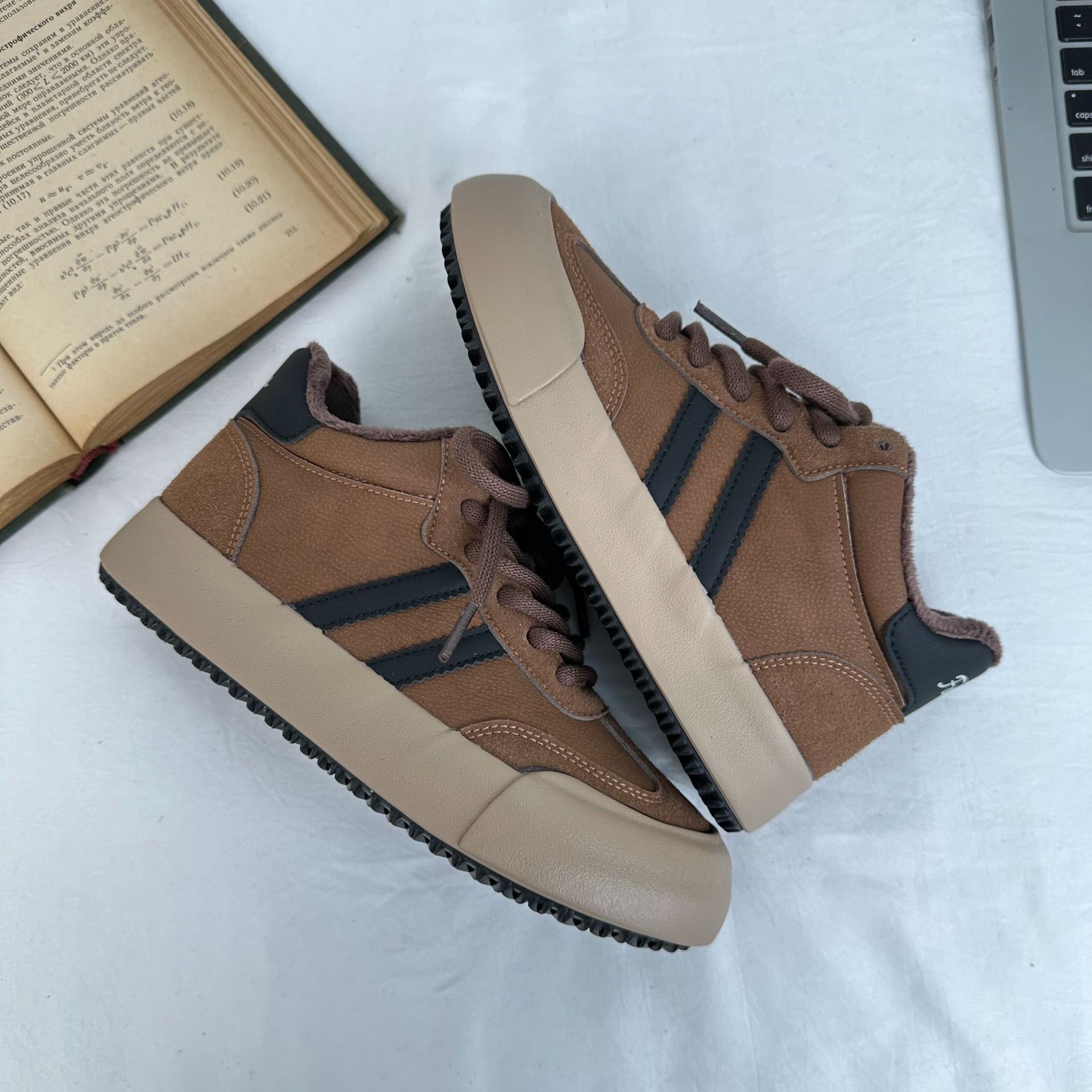 Zapatos de entrenamiento alemanes de todo fósforo de dos algodón de alta calidad, zapatos de tablero de nicho de punta redonda para mujer 2024 nuevo estilo caliente, nicho retro 6589 image 8