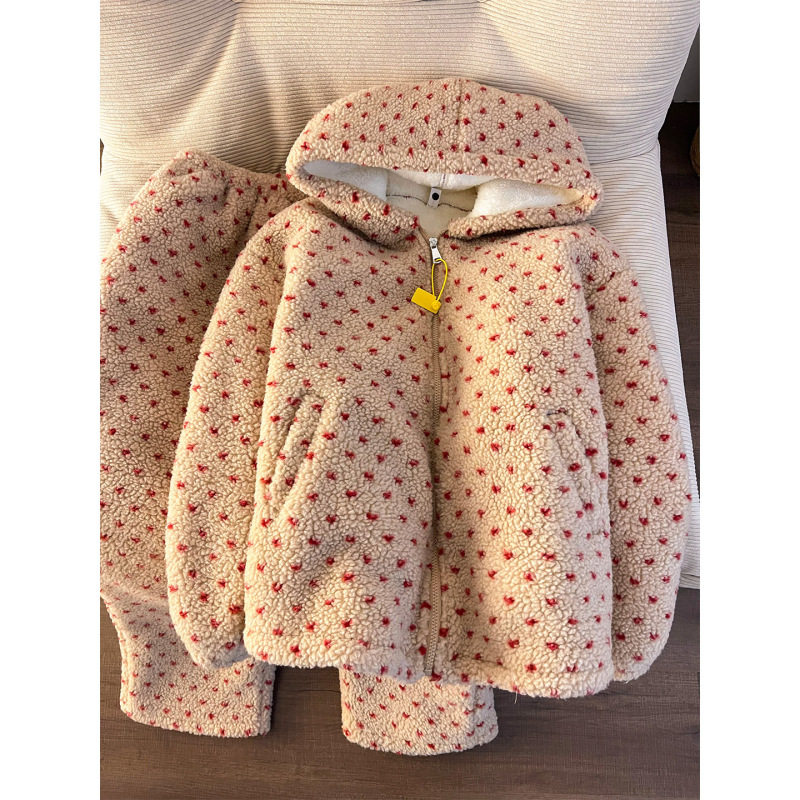 Christmas Red Polka Dot Three-Layer Quilted Pajamas That Can Be Worn Outside in Winter, Warm Large Size Fleece-Lined Hooded Loungewear in Stock Christmas Red Polka Dot Three-Layer Quilted Pajamas That Can Be Worn Outside in Winter, Warm Large Size Fleece-Lined Hooded Loungewear in Stock