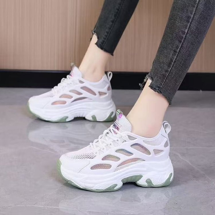 Modas de diseño hueco de moda zapatos de mujer 2026 nuevo verano malla ligera y transpirable zapatillas deportivas casuales al aire libre