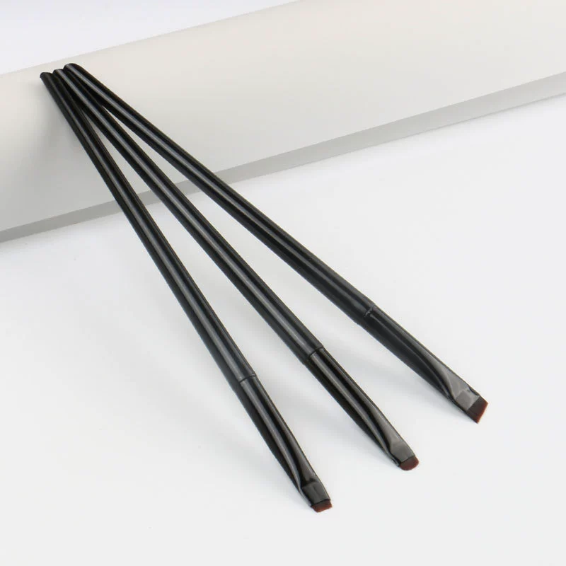 Набор из 3 кистей для макияжа: кисть для подводки глаз, кисть для бровей с угловым наклоном, кисть для контурной подводки глаз, ультратонкая кисть для бровей, кисть для окрашивания и формирования бровей.