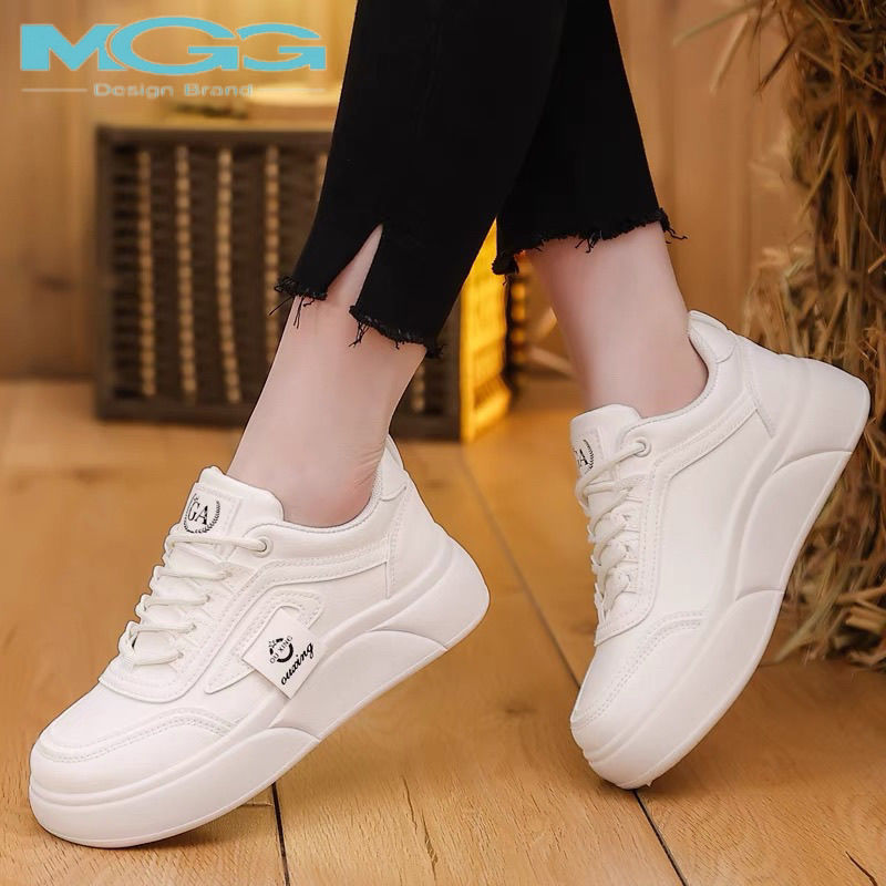 Pisar mierda sensación de pastel fondo plano zapatillas deportivas para mujeres 2024 nuevo primavera y otoño explosivo estudiantes en línea zapatos blancos