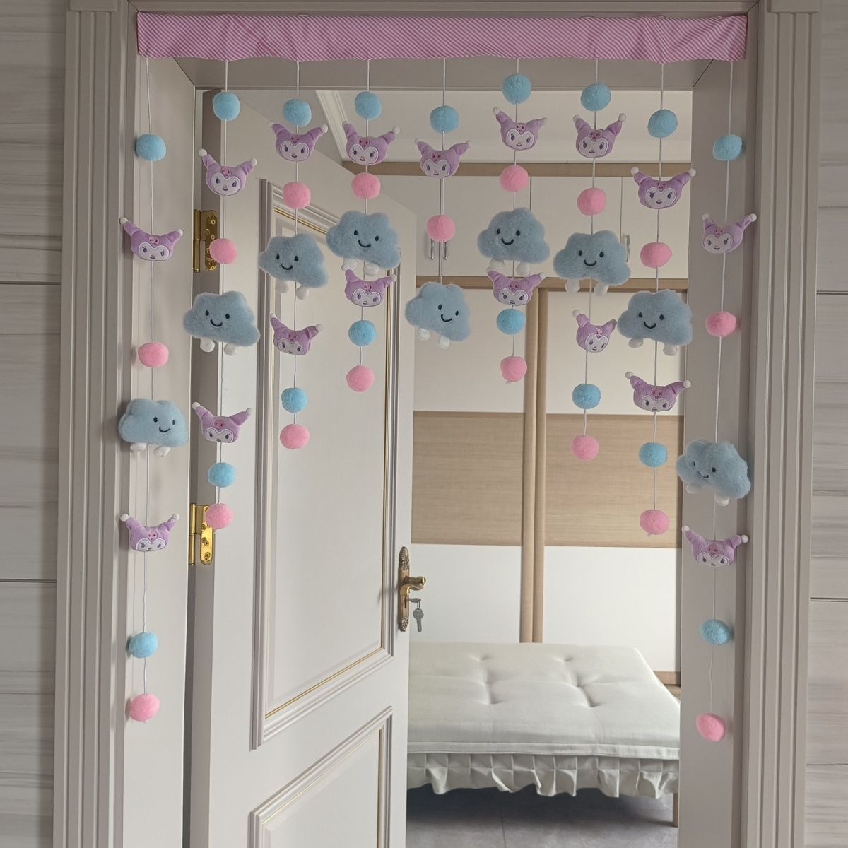 텔레스코픽 막대가 있는 귀엽고 귀여운 문 커튼