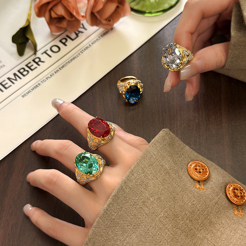 Anel elegante banhado a ouro com gema simulada estilo vintage_voghion.com