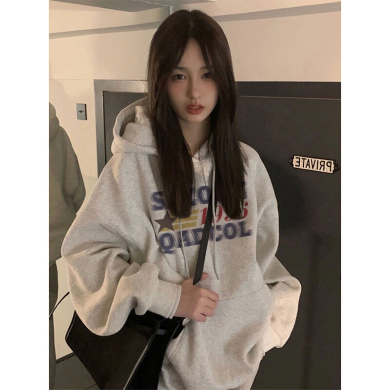 Women's fleece-lined hooded sweatshirt, Hong Kong style, trendy casual baseball jacket with blurred letters, flash sale, long-sleeved women's clothing, versatile for autumn and winter