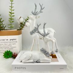北欧の軽い贅沢な精巧な銀の白いヘラジカの樹脂の工芸品の置物のクリスマスの専属の置物
