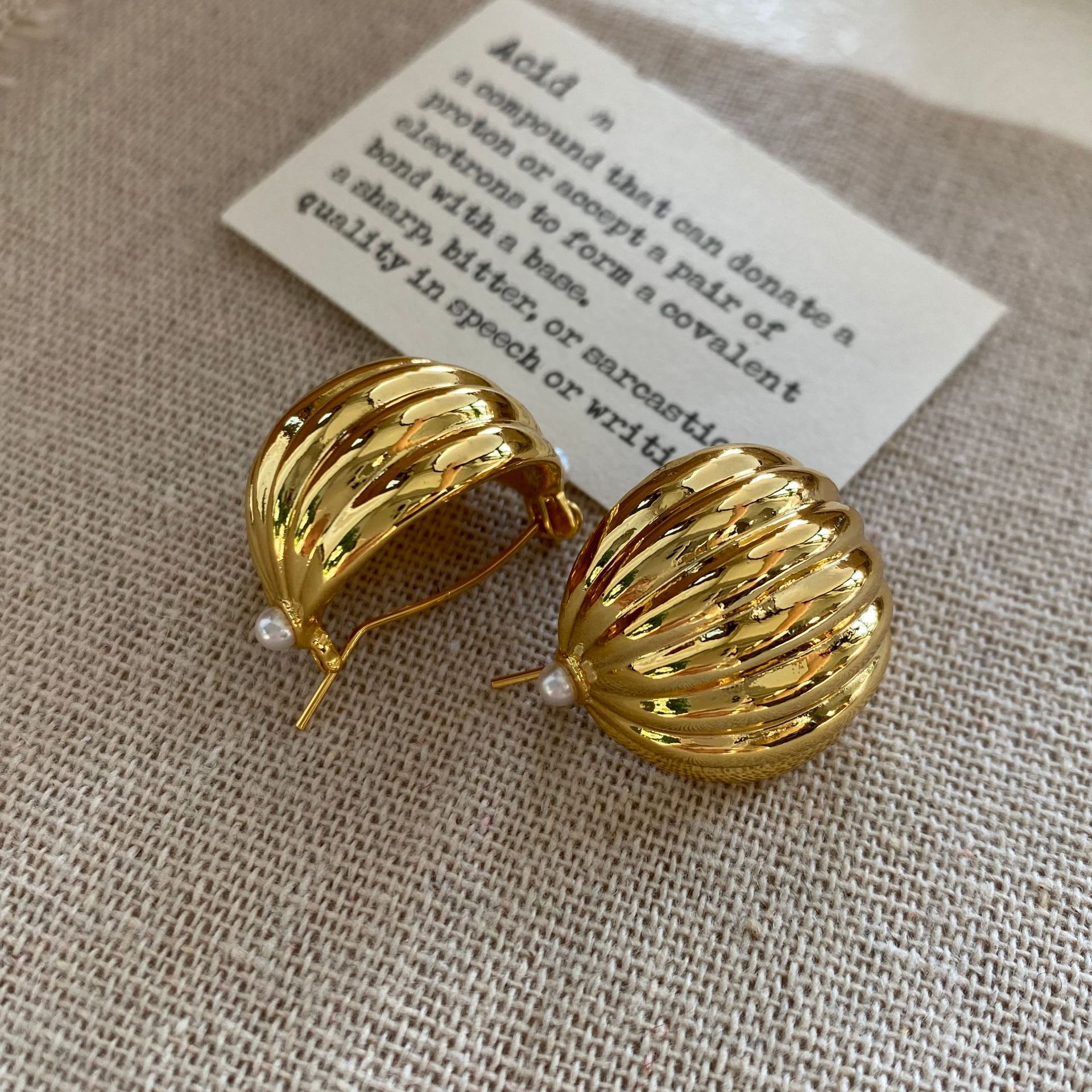 Temperamento francés ligero lujo nicho aretes simples y fríos aretes variados aretes de bronce ondulado chapado en oro aretes ondulados