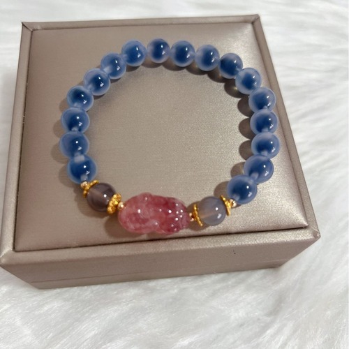 Blue Sugar Heart Agate Bracelet for Women, Ins-Inspired Unique Lightweight Luxury Strawberry Quartz Pi Xiu Charm for Attracting Love, Bracelet as a Gift for Best Friends