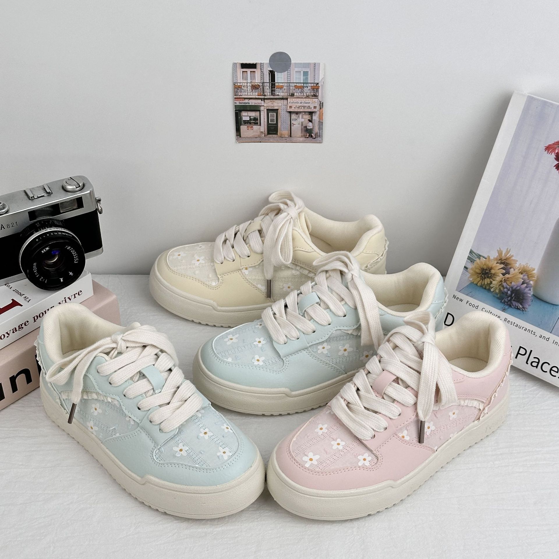 Yuanbo ins viento zapatos de madera de mujer 2025 verano nuevo borde de encaje pequeño fresco y transpirable zapatos blancos