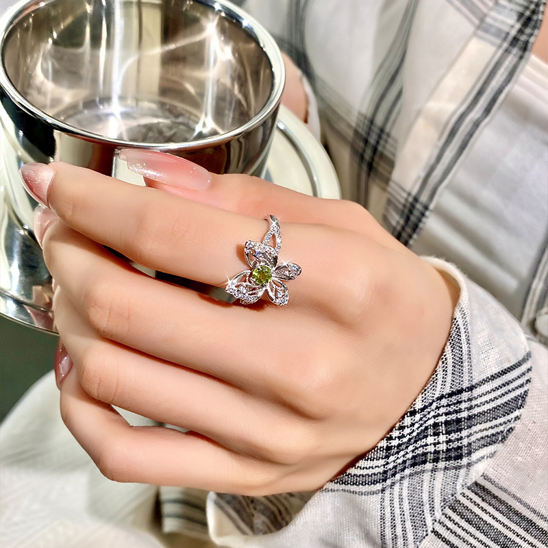 Transmisión en vivo de alta calidad tesoro de color estilo caliente s925 con incrustaciones de plata de ley anillo de mariposa de cristal natural moda femenina todo fósforo temperamento joyería