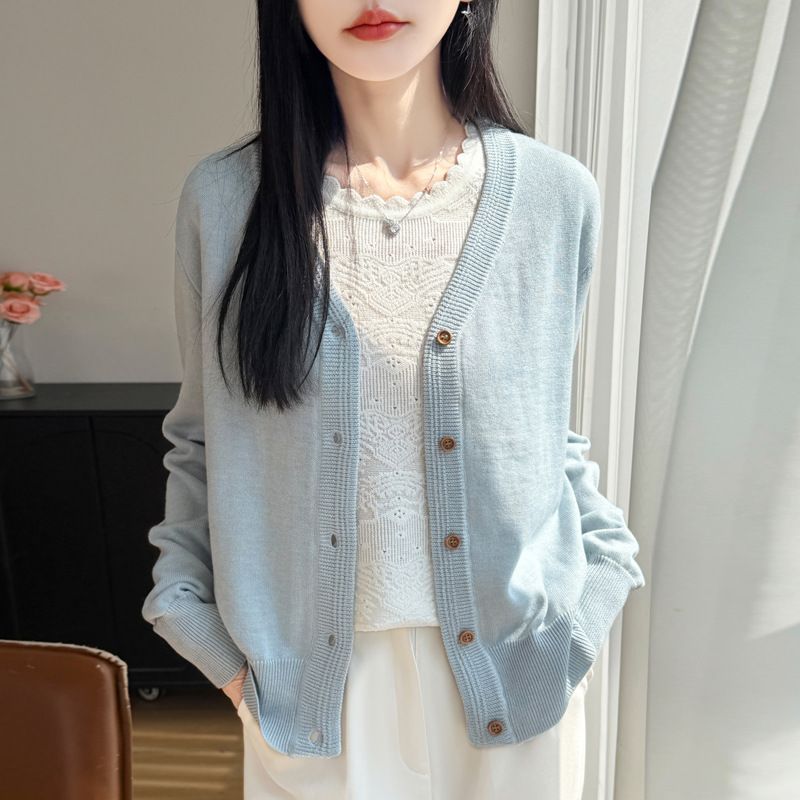 Fine-Spun Wool Wide-Brimmed V-Neck Cardigan for Women, Soft and Skin-Friendly, Suitable for Spring and Autumn, Slim Fit, Flattering, Elegant Knit Outerwear for Commuting Fine-Spun Wool Wide-Brimmed V-Neck Cardigan for Women, Soft and Skin-Friendly, Suitable for Spring and Autumn, Slim Fit, Flattering, Elegant Knit Outerwear for Commuting