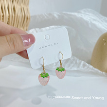 韩国粉嫩少女透明亚克力草莓耳环可爱个性小众设计感水果耳饰