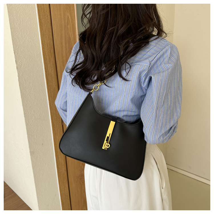 Textured lock buckle Korean style shoulder bag new style 2024 autumn and winter temperament commuter motorcycle bag fashionable style armpit bag _voghion.com