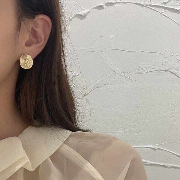 Retro elegant matte fresh white asymmetrical earrings