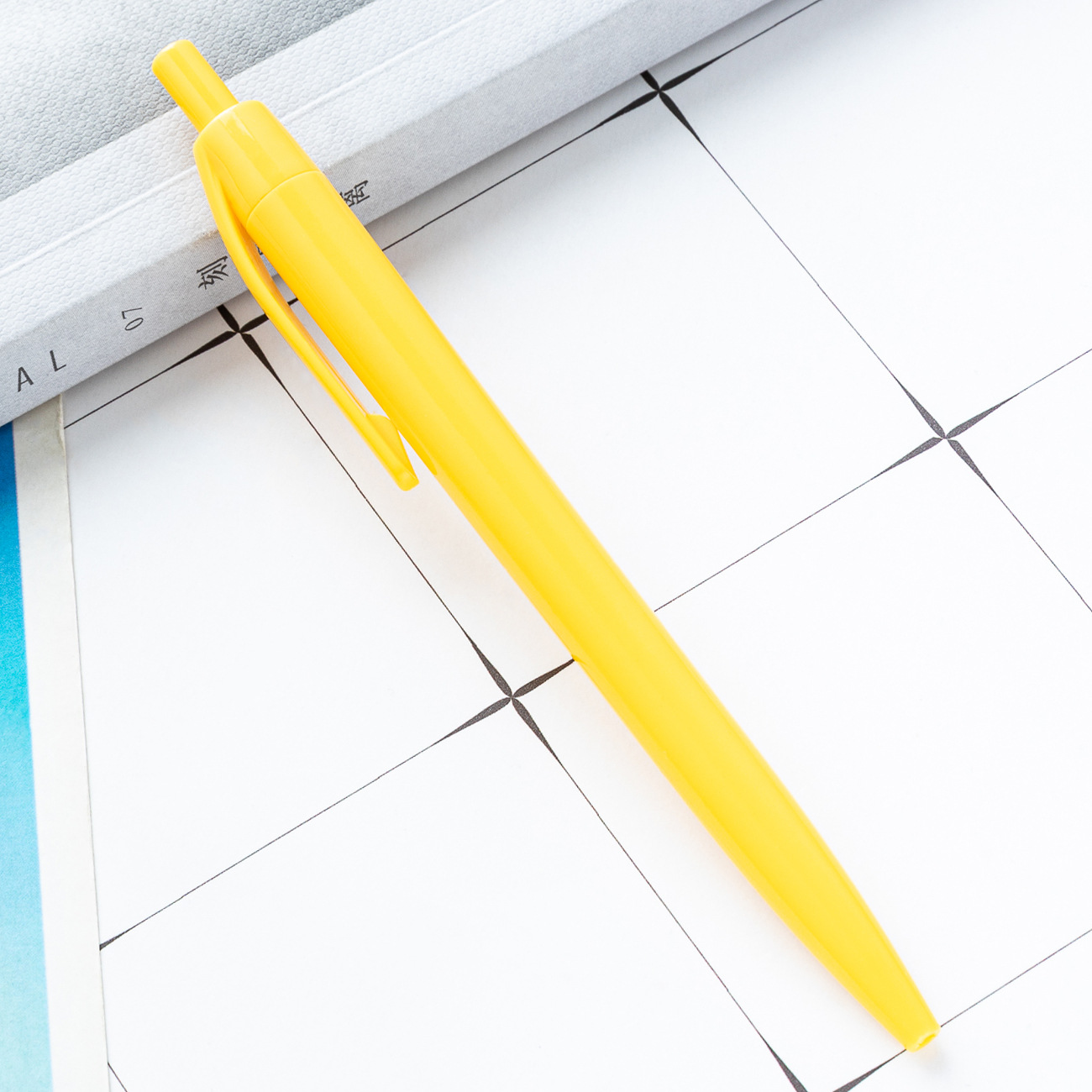 Bolígrafo de plástico de presión transfronteriza puede imprimir logotipo promocional publicidad bolígrafo de regalo simple bolígrafo multicolor al por mayor