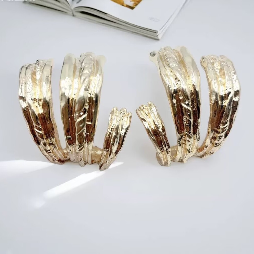 European and American Cross-Border Earrings, Exaggerated Style, Alloy Pleated Earrings, Irregular Geometric C-Shaped Striped Niche Finger Earrings