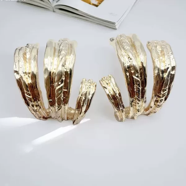 European and American Cross-Border Earrings, Exaggerated Style, Alloy Pleated Earrings, Irregular Geometric C-Shaped Striped Niche Finger Earrings