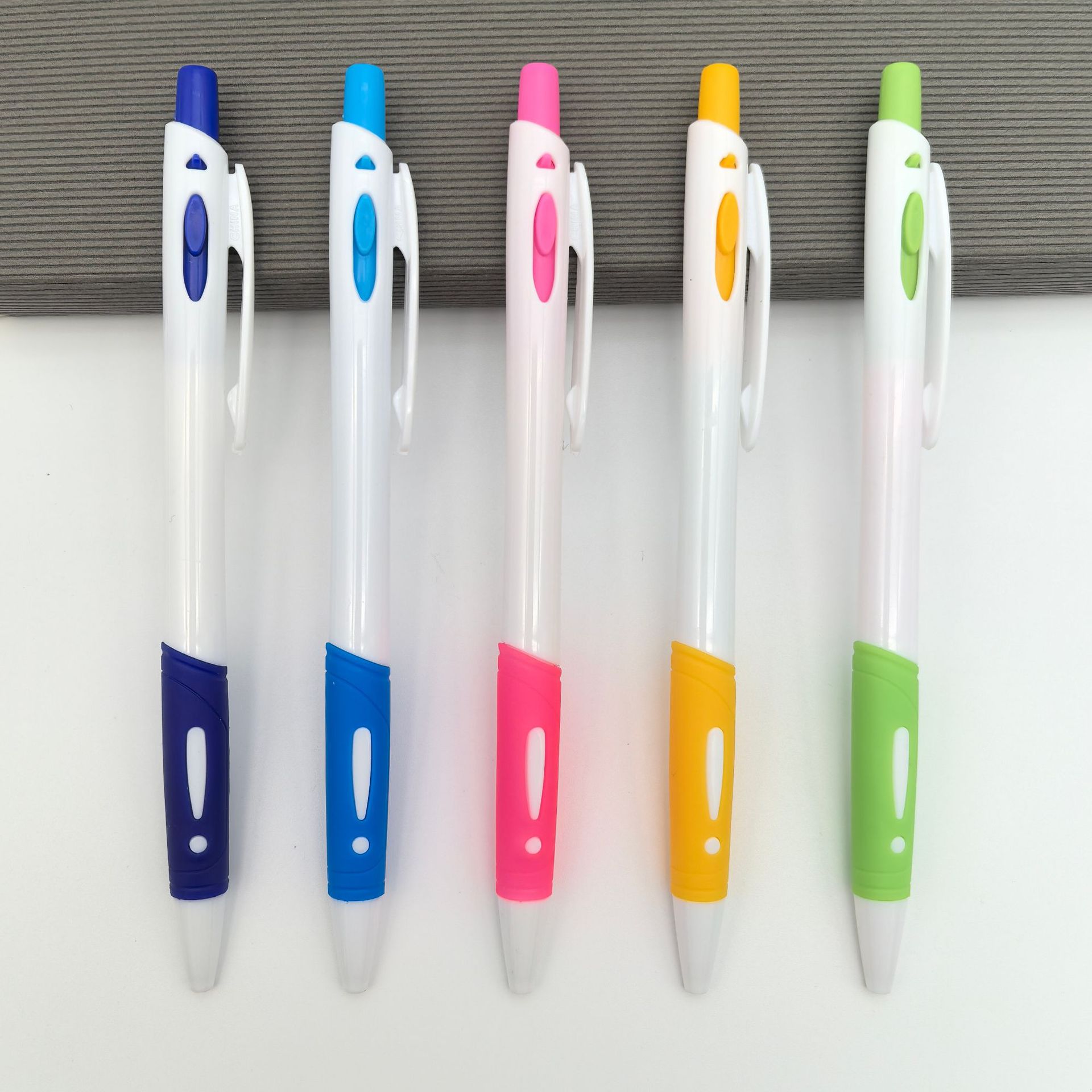 Bolígrafo publicitario de color mayorista transfronterizo bolígrafo de bolas de impresión de logotipo blanco bolígrafo de regalo publicitario