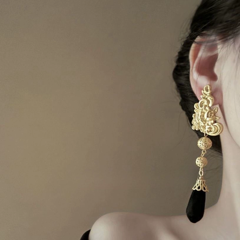 Retro atmospheric black earrings, french style, wide color palette