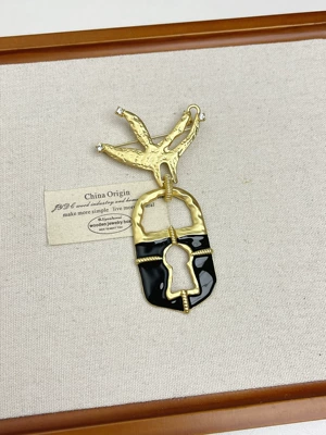 Yaxa sancaqları Enamel Keyhole Chain Tassel - golden-keyhole-brooch-xz0021