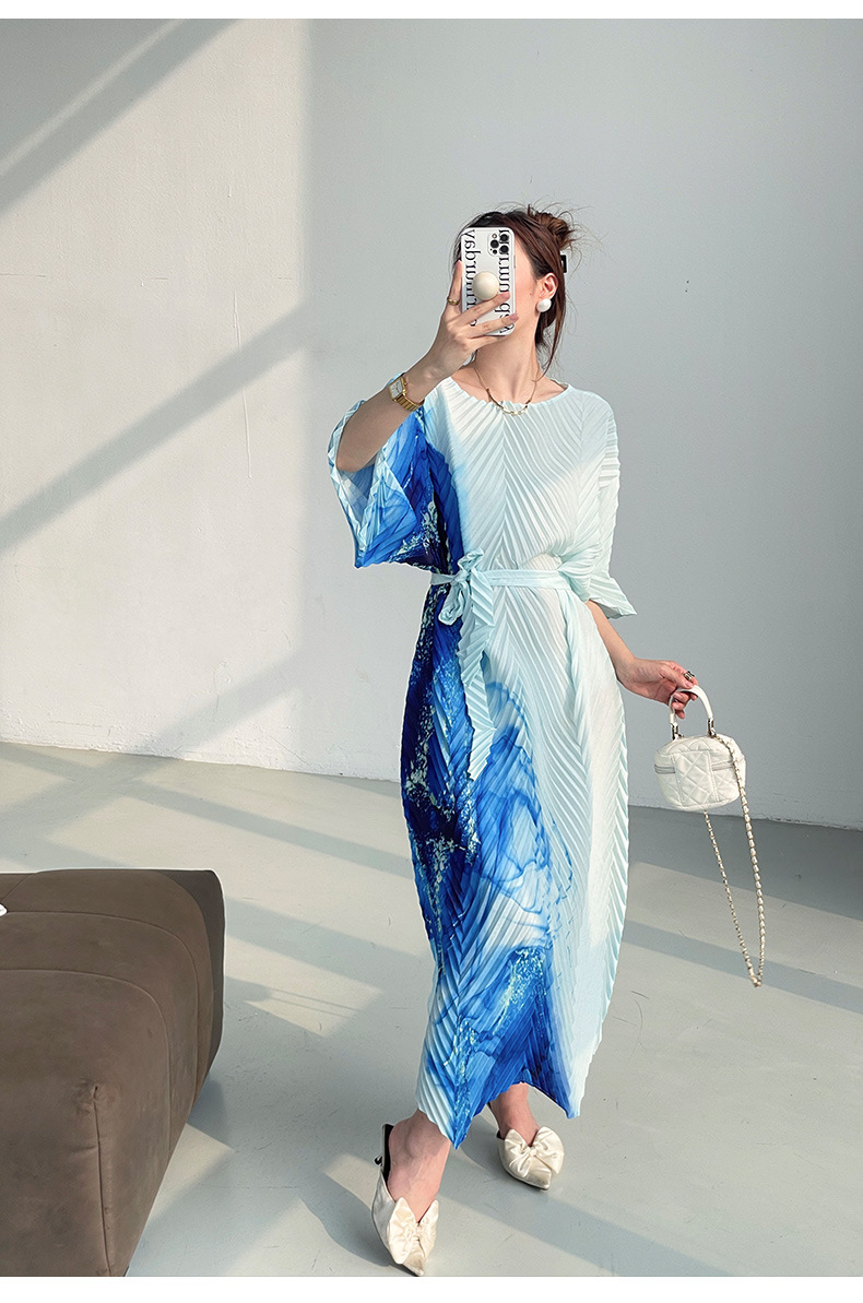 Váy maxi xếp ly in họa tiết cao cấp, chít eo thon gọn, phong cách thanh lịch — Màu xanh lam chi tiết 9
