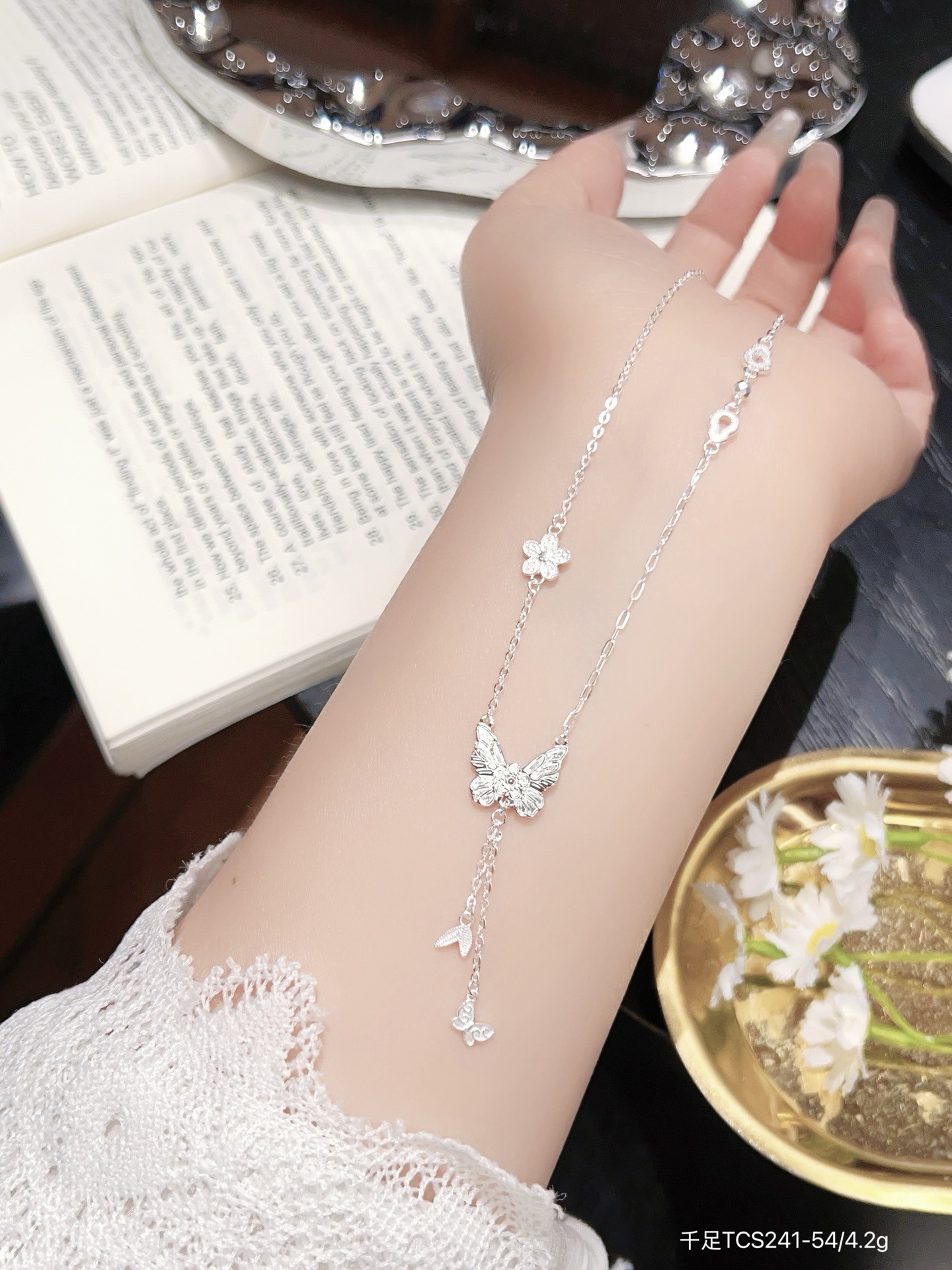S999 plata esterlina mariposa flange collar de cuatro hojas diseño de nicho femenino de alta calidad lujo ligero cadena de clavícula para regalar a su novia