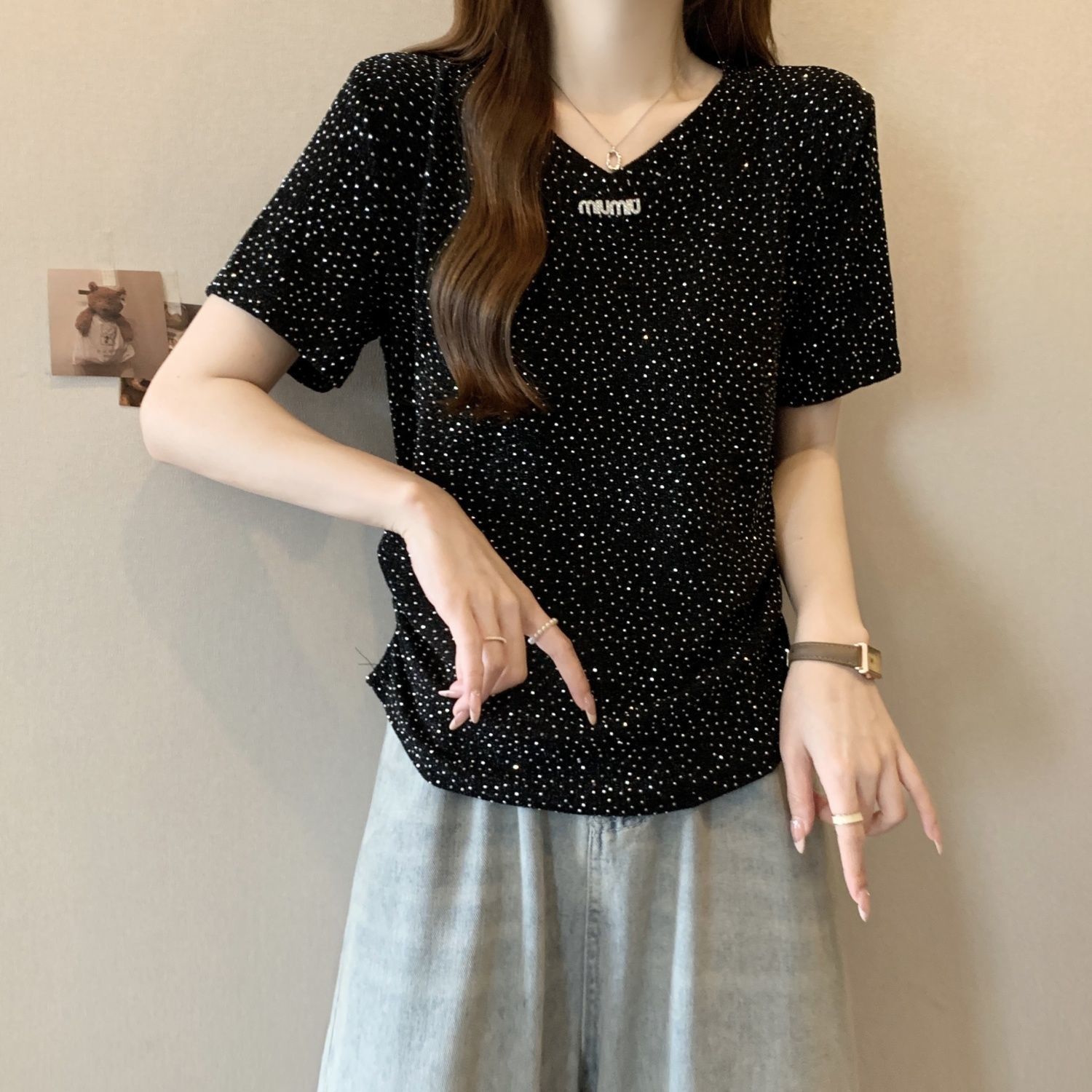 Camiseta de manga corta con cuello en V de seda brillante de talla grande para mujer verano 2024 nuevo estilo suelto y delgado top de mm gordo para mujer image 4