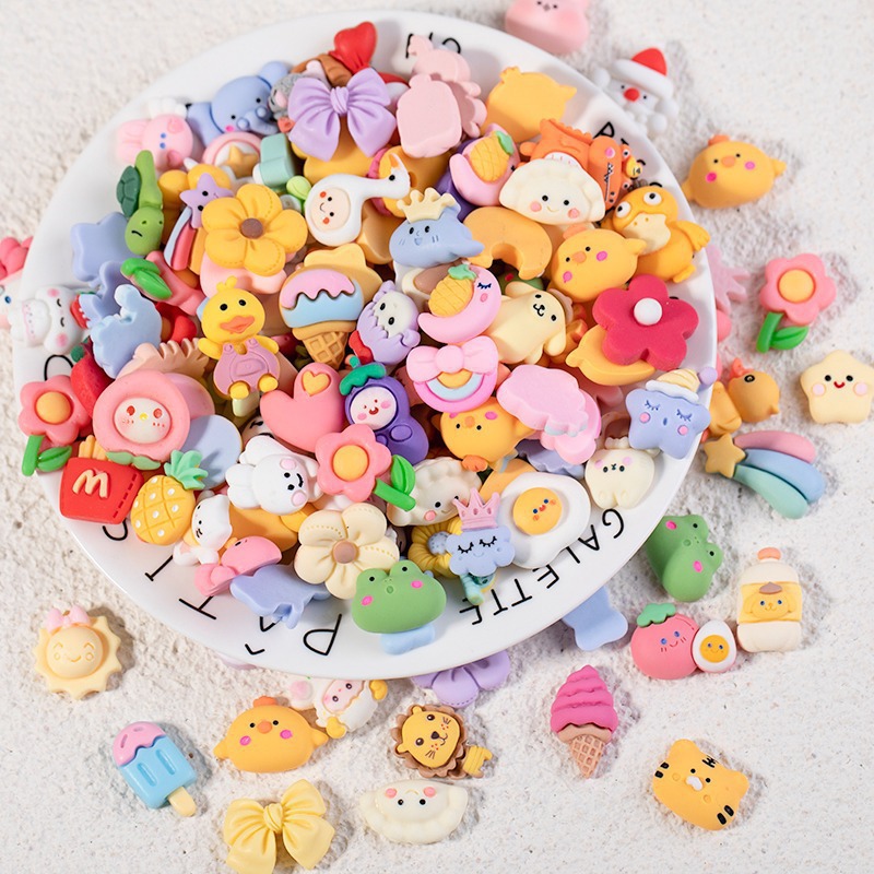 Tiktok Venta caliente DIY accesorios de resina al por mayor al azar mezclado parche de dibujos animados accesorios para el cabello material en stock peso del coche