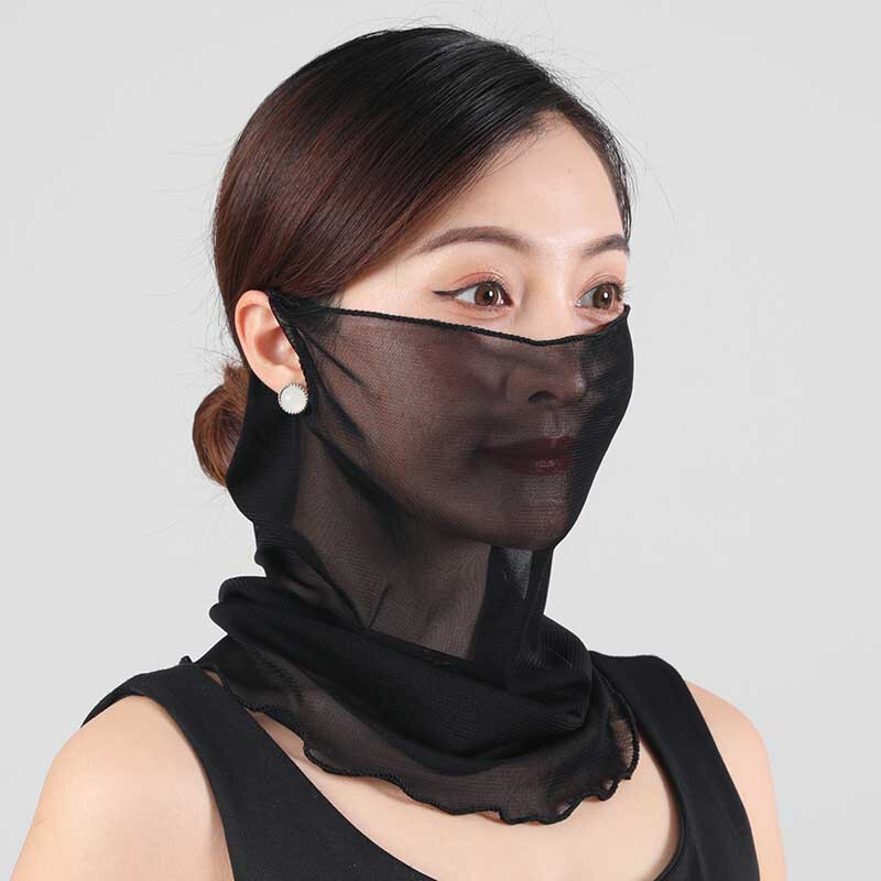 首を囲む女性の頭は夏の薄いタイプの日焼け止めのビーストタオルで首を保護します。|undefined