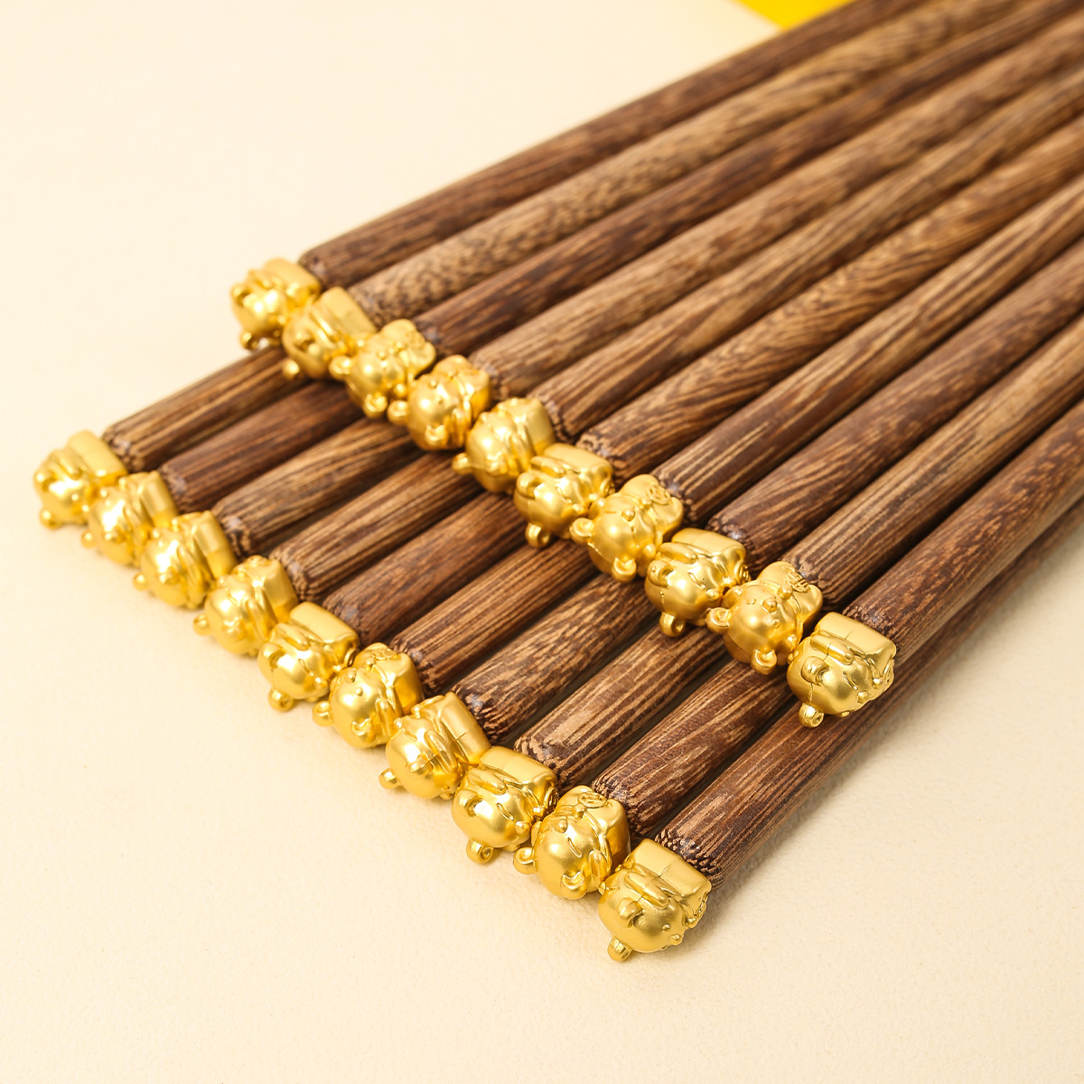 Palillos de madera con forma de alita de pollo para uso doméstico, palillos de madera maciza con parte superior redonda antideslizante, palillos de madera con parte superior de metal para uso comercial, palillos de regalo de madera sin pintura y sin cera.