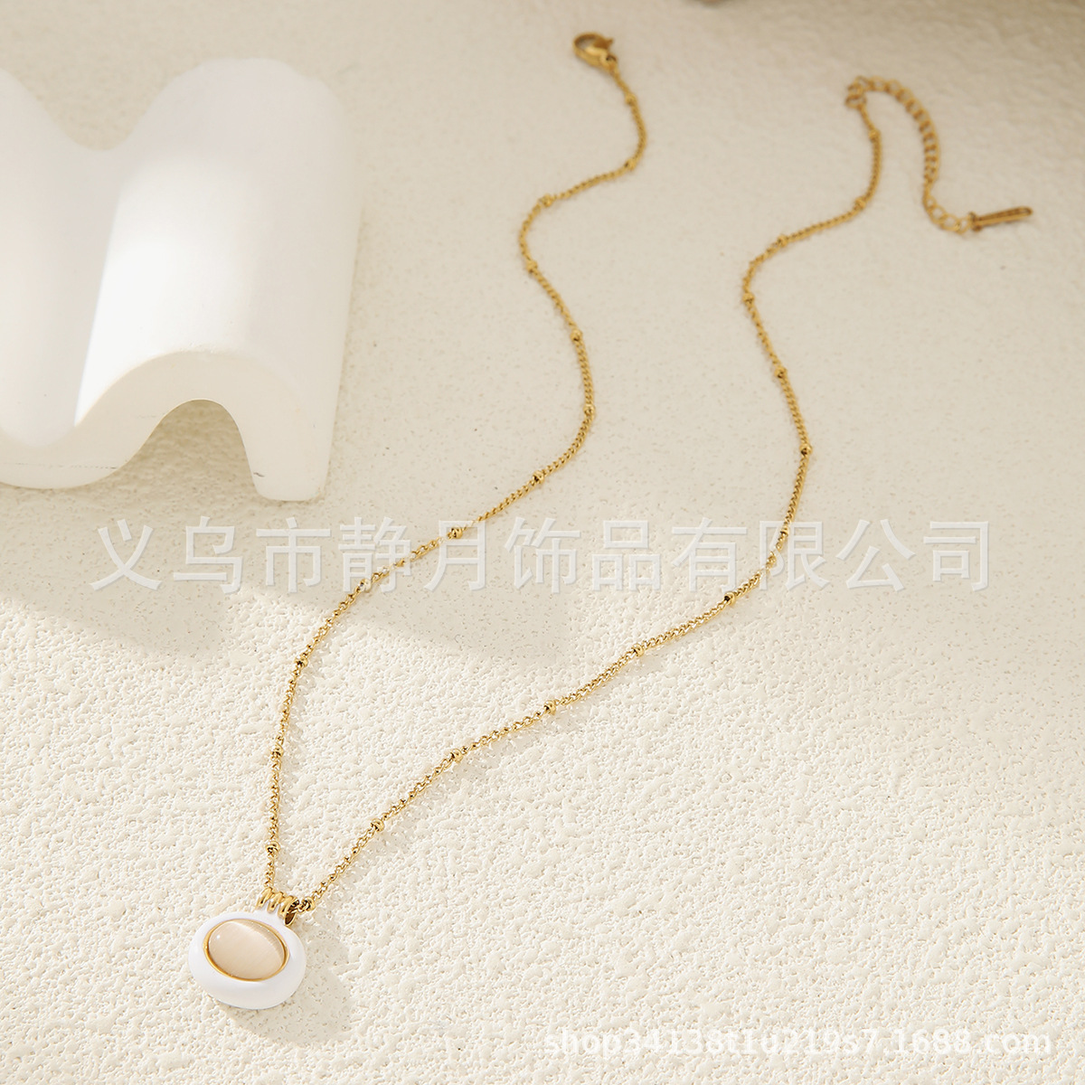 Fashionable elegant universal geometric accessory