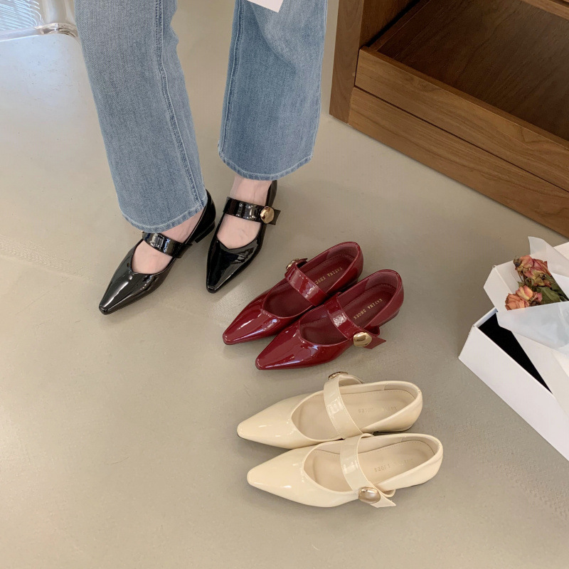 Retro Mary Jane shoes made of patent leather square toe flat with a…