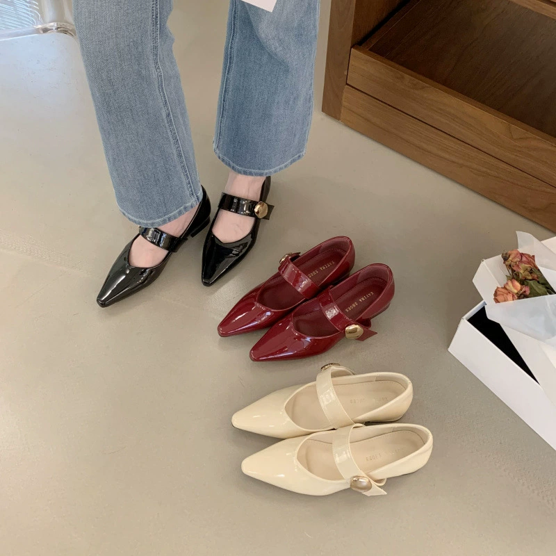 Весенне-осенние туфли 2025 года, новые ретро-модель, квадратный носок, французские плоские туфли на ремешке, неглубокие лакированные туфли Мэри Джейн
