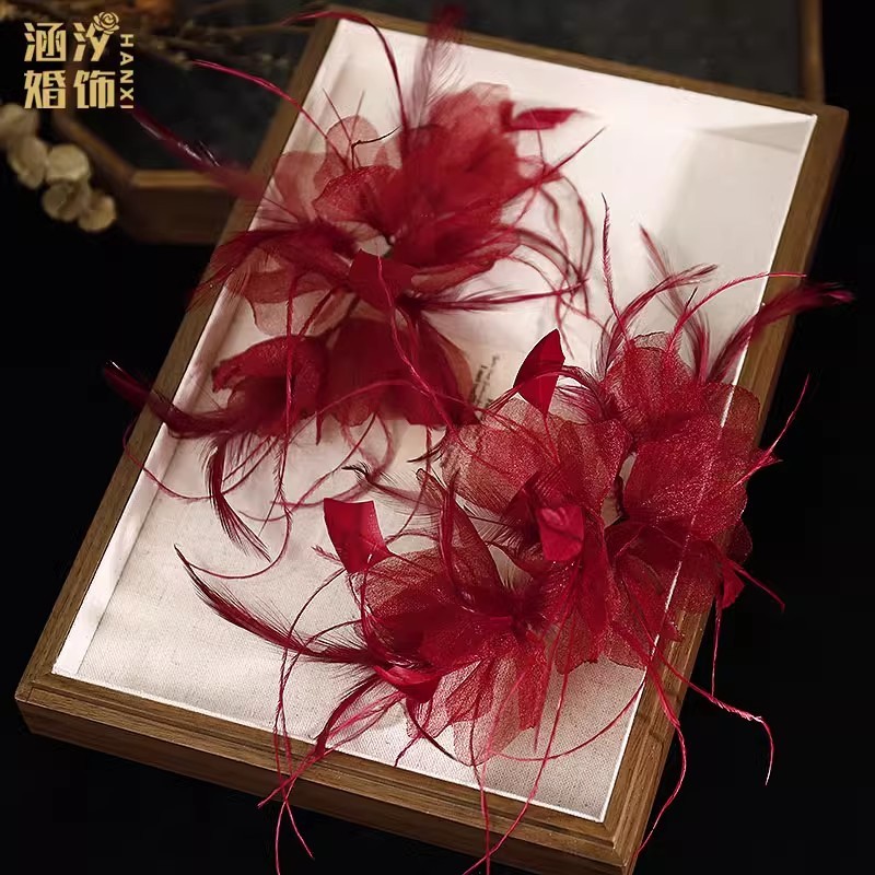 森系仙美酒の赤い羽の絹糸の頭飾りは花嫁を挟んで結婚します。|undefined