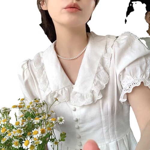 A versatile pearl necklace with a Korean fever-inspired style, featuring an Instagram-worthy, niche, and retro charm for stacking, a choker chain, and a minimalist neck chain.